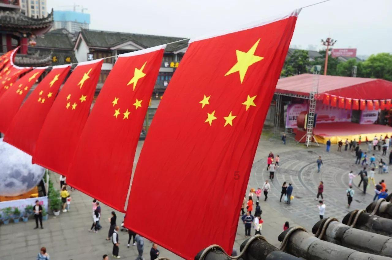 “风吹云动天不动，水推船移岸不移”用哲学原理怎么解释游戏画面